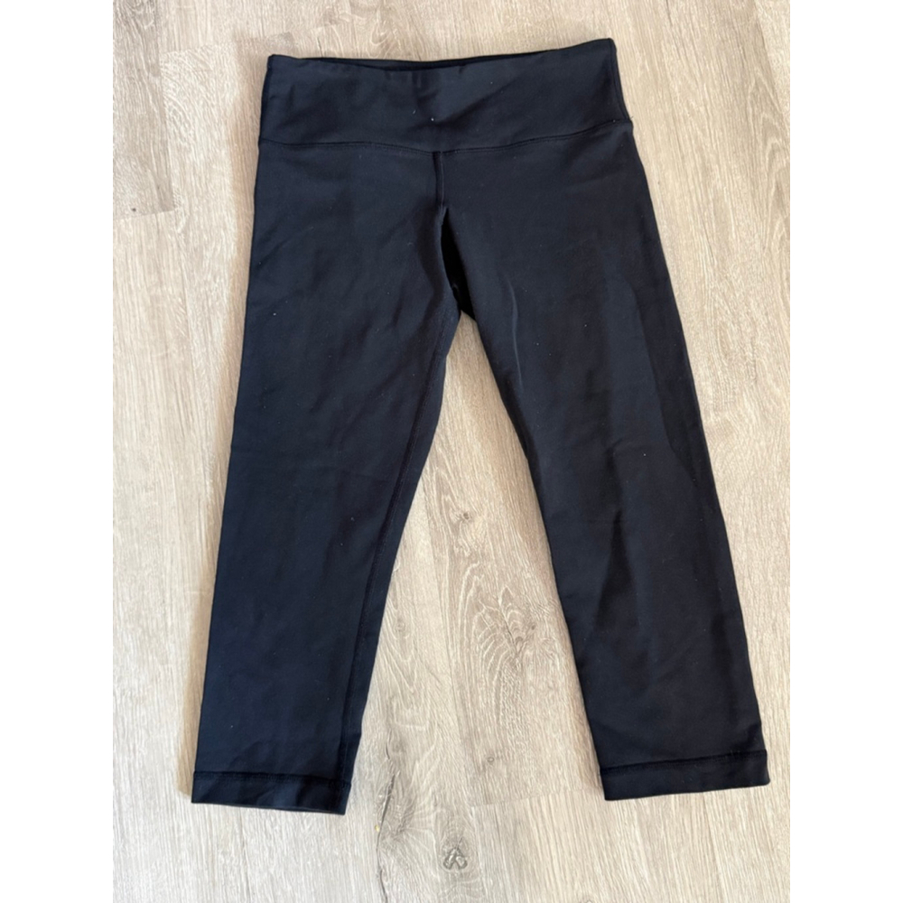 Pre-Loved Lululemon size 4 approximately 24in leg